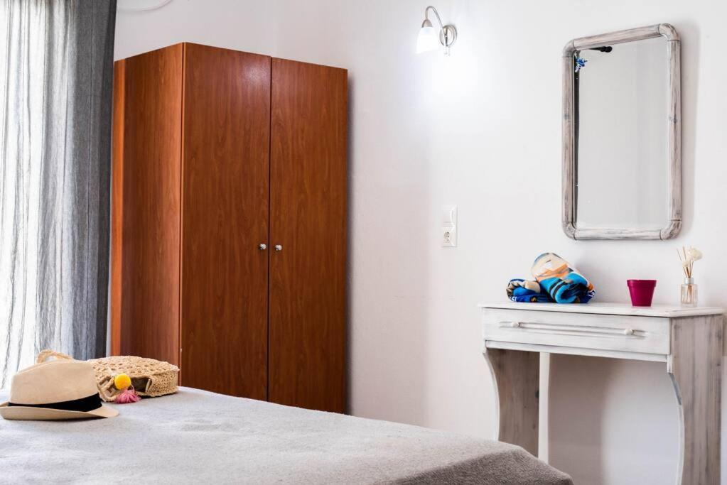 White Wave Studio 1 , 3Min Walk From Kamari Beach Екстериор снимка